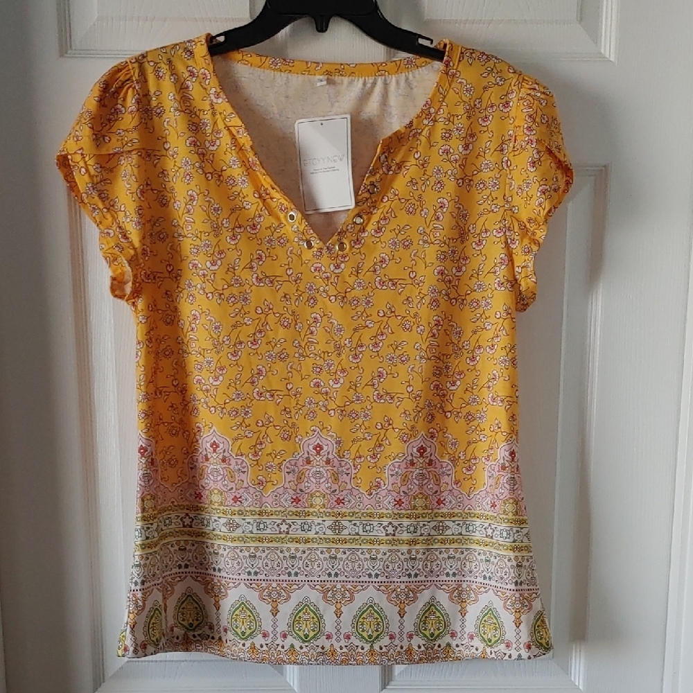 Dainty Boho Yellow Floral Border V-Neck Women's size Md-Lg Short Sleeve Top NWT